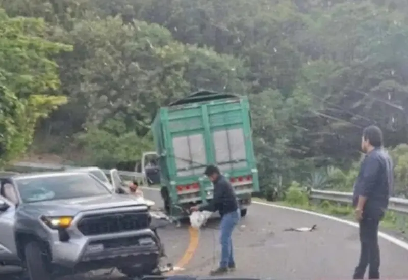 La camioneta con daños materiales en la que viajaba Sabhin Jara Bolaños, hijo del gobernador, tras sufrir un percance en la ruta al Istmo.