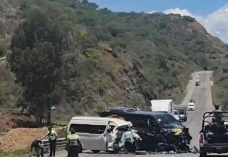 Escena del brutal choque en la autopista Oaxaca-Tehuacán que dejó un saldo de 8 personas fallecidas y 14 heridas.
