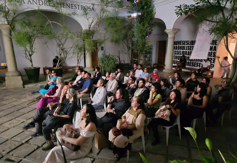 Cartel promocional del ciclo de cine queer en la Biblioteca Henestrosa, que presenta películas clave sobre la representación LGBTQ+ en el cine.