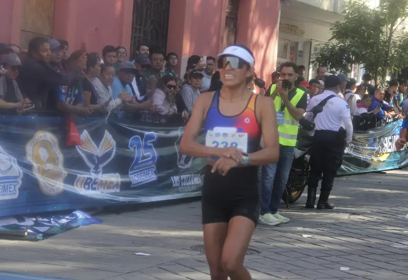 La corredora Claudia Martínez celebra su triunfo como la ganadora absoluta del Medio Maratón Internacional Acreimex 2026.