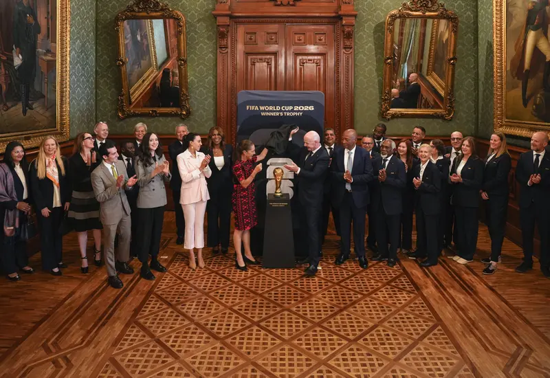 La virtual presidenta electa de México, Claudia Sheinbaum, saluda y da la bienvenida a Gianni Infantino, presidente de la FIFA, durante su encuentro.