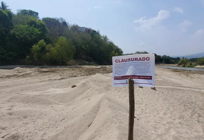 Vista del banco ilegal de extracción de materiales pétreos que fue clausurado por autoridades en las orillas del río Colotepec.