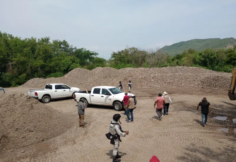 Elementos de Conagua, Profepa y Guardia Nacional colocan sellos de clausura en un banco de extracción ilegal de materiales a orillas del río Los Perros.