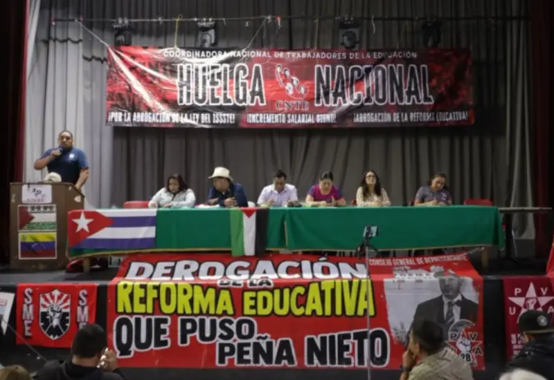 Miembros de la CNTE confirman que su plantón y huelga continuarán, rechazando la petición del Gobierno Federal de levantar el paro de labores.