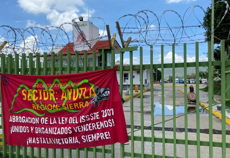 Integrantes de la Coordinadora Nacional de Trabajadores de la Educación (CNTE) mantienen firmes sus demandas mientras acuerdan consultar a sus bases.