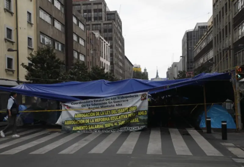 Miembros de la CNTE se manifiestan como parte de su huelga nacional, la cual anuncian continuará durante la inauguración del Mundial.