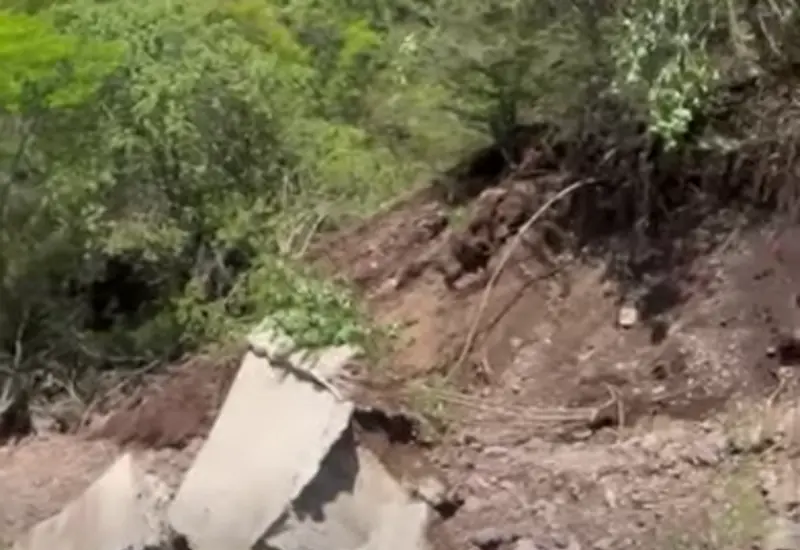 Vista del colapso de un muro de contención sobre la Carretera 190, un derrumbe ocasionado por las intensas precipitaciones en la zona.