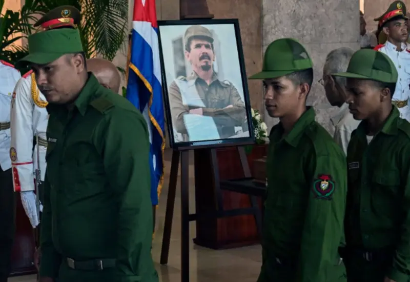 Retrato del comandante Ramiro Valdés, figura histórica cubana, quien será sepultado junto al Che Guevara en un homenaje a su memoria.