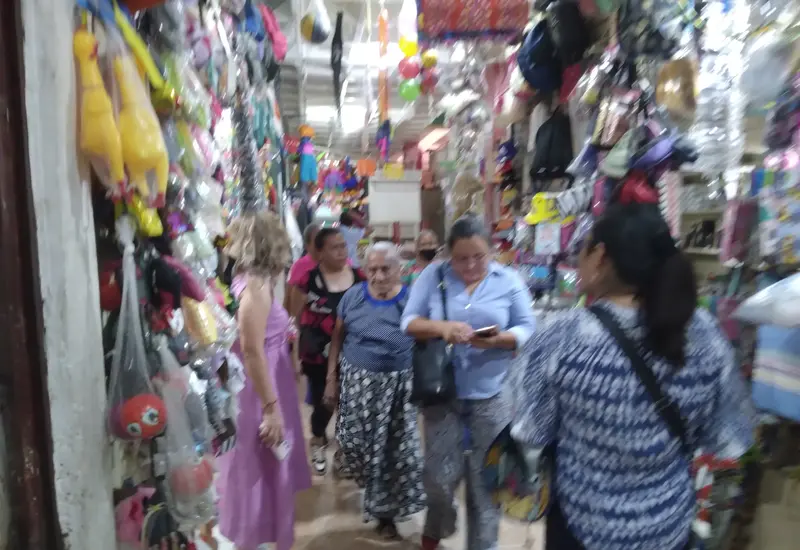 Un grupo de comerciantes locales se muestra optimista, esperando un repunte en la economía gracias a las ventas por el Día del Padre.
