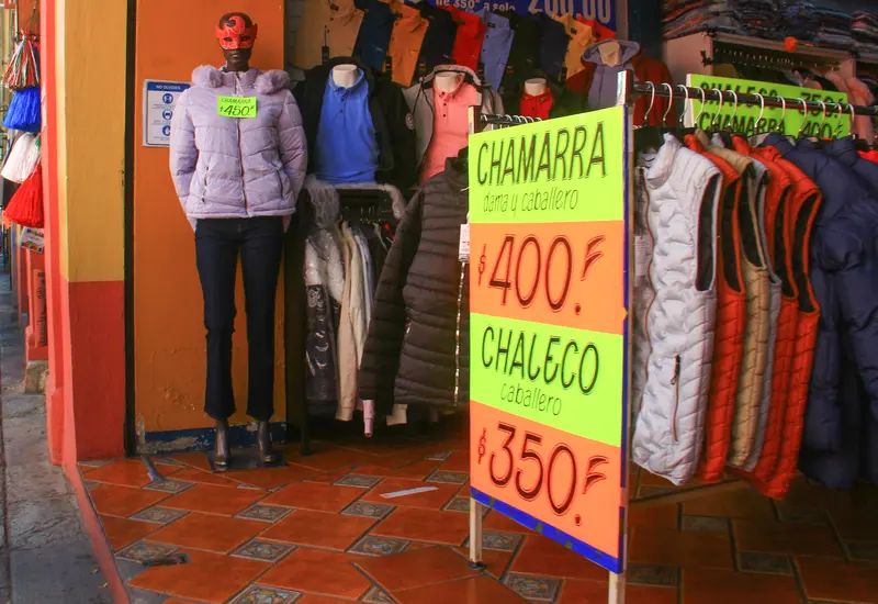 Comerciantes del mercado local en Tehuantepec preparan su mercancía y sus puestos con la esperanza de aumentar las ventas para el Día del Padre.