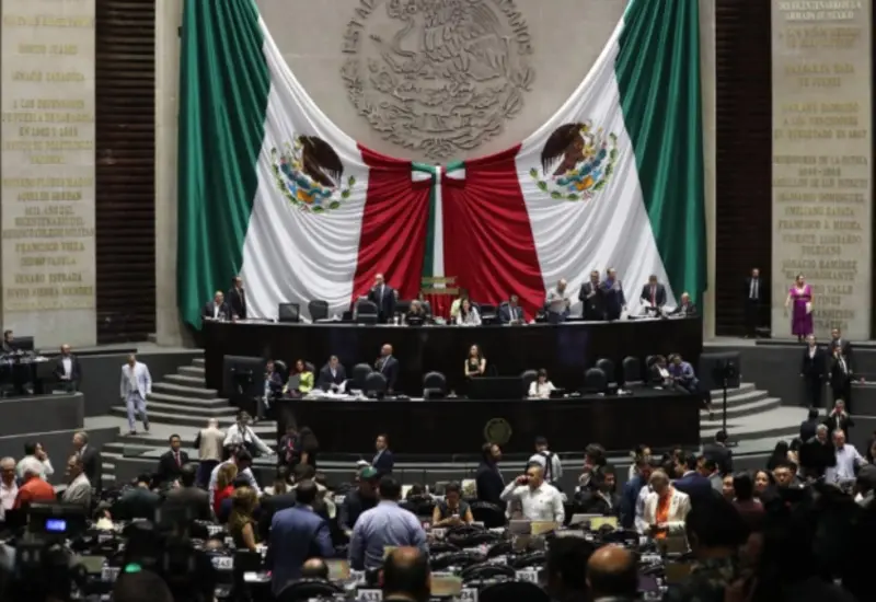 Legisladores de los partidos Morena y PVEM durante la sesión de la Comisión Permanente donde se aprobaron nuevas licencias rumbo a las elecciones de 2027.