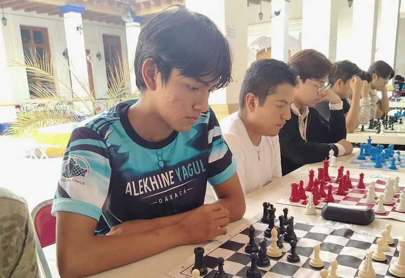 Jóvenes competidores demuestran su habilidad mental y estrategia en un tablero de ajedrez durante la competencia de la Gimnasiada rumbo al estatal.