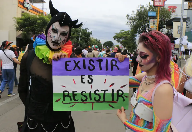 Un grupo de personas representando a la comunidad LGBTI+ en México, la cual conforma uno de cada veinte mexicanos según estadísticas recientes.