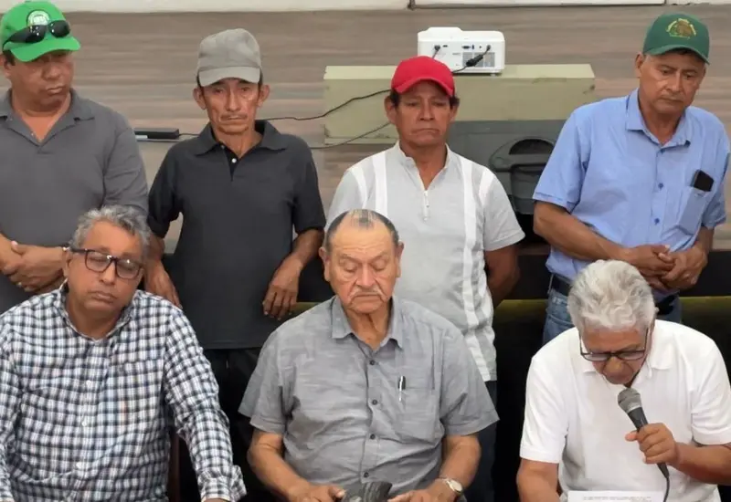 Representantes de las comunidades de Chicapa de Castro y San Dionisio del Mar durante una reunión sobre el conflicto agrario y los acuerdos incumplidos.