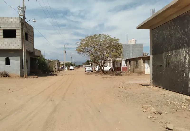 Propietarios afectados por la invasión de viviendas en Tagolaba se reúnen para denunciar el conflicto ante la autoridad comunal de la zona.