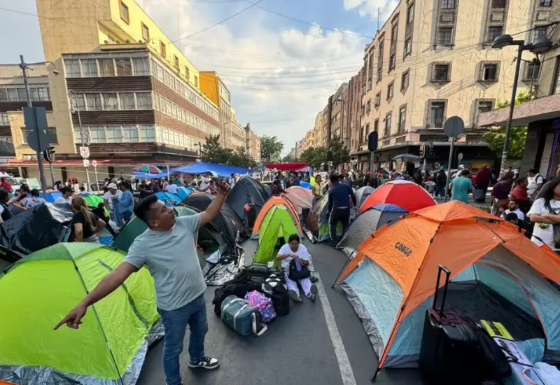 Un grupo de maestros de la CNTE llega para reforzar el plantón, en el marco del creciente conflicto magisterial en la Ciudad de México.