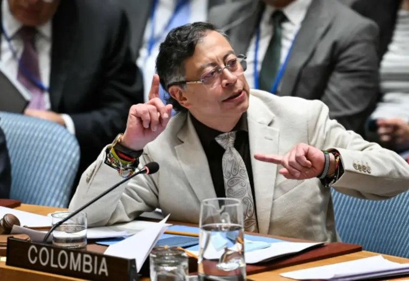 El presidente de Colombia, Gustavo Petro, en un retrato oficial mientras el Congreso debate una posible suspensión de su mandato presidencial.
