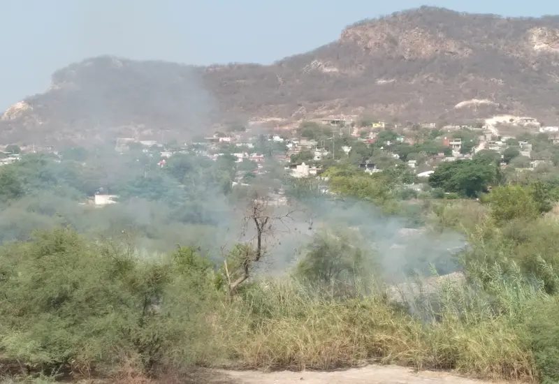 El cauce del río Tehuantepec se observa visiblemente contaminado por la acumulación de plásticos, llantas, escombros y desechos orgánicos.