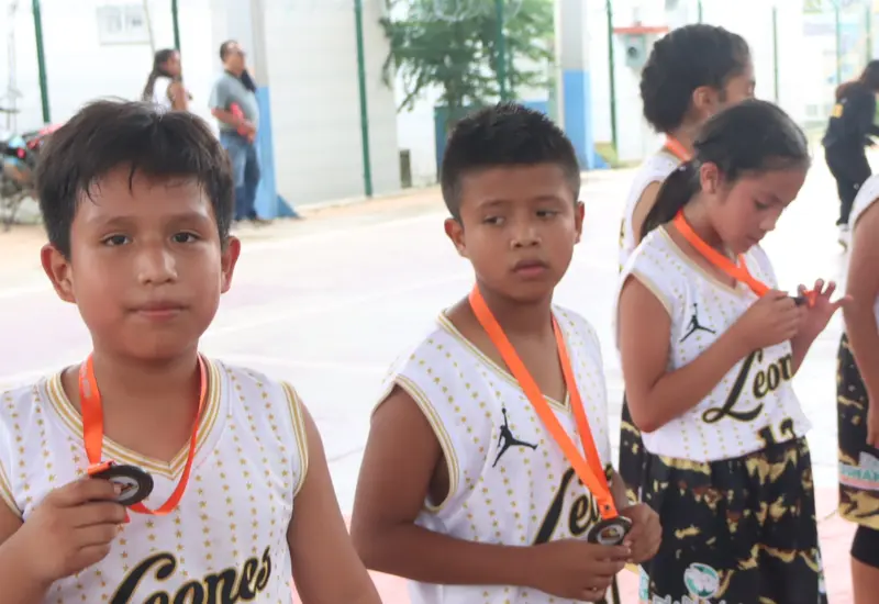 Jóvenes atletas participantes en la Copa Abejitas Cedes 2026 de básquetbol, reunidos en el Valle de Etla, donde todos recibirán medallas conmemorativas.