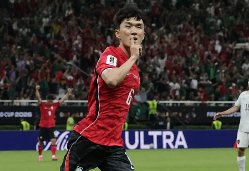 Jugadores de la selección de Corea del Sur celebran su victoria por remontada de 2-1 contra la selección de Chequia.