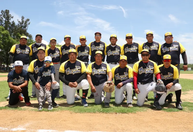 El equipo de fútbol Coyotes de Santa María posa para la foto de campeones tras ganar la final de la Segunda Fuerza A.