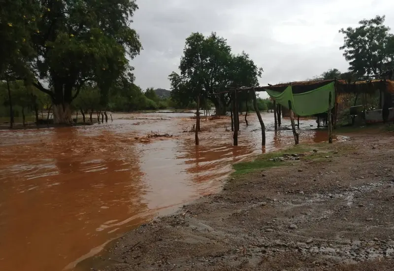 El río en la localidad de Lieza, Tehuantepec, muestra un nivel de agua incrementado, aumentando el riesgo de inundaciones en la región.