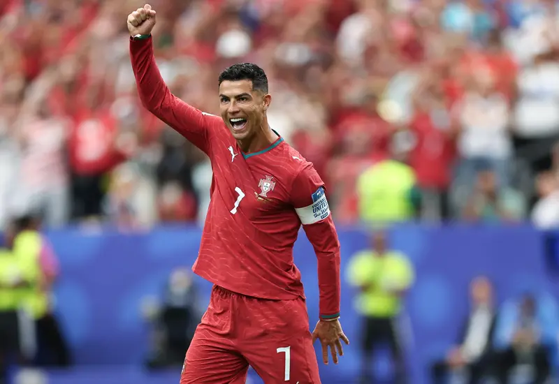 El futbolista Cristiano Ronaldo celebra su récord histórico al convertirse en el primer jugador en anotar en seis mundiales diferentes.