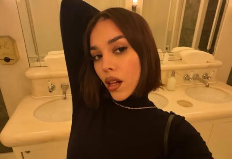 La cantante Danna luce su nuevo look con una sorprendente melena larga y rizada que recuerda al icónico personaje de Rubí.