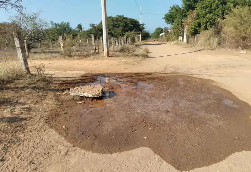 Fisuras y socavones en el suelo exponen las tuberías dañadas de la red de agua potable, poniendo en riesgo el suministro tras las lluvias.