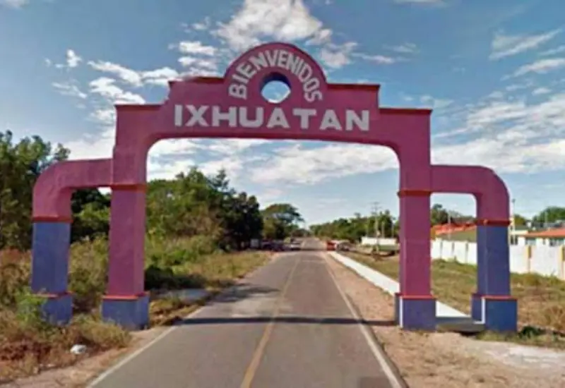 Escena en Ixhuatán, Oaxaca, que refleja la tensión social mientras organizaciones locales denuncian hostigamiento y exigen diálogo y respeto a las autoridades.