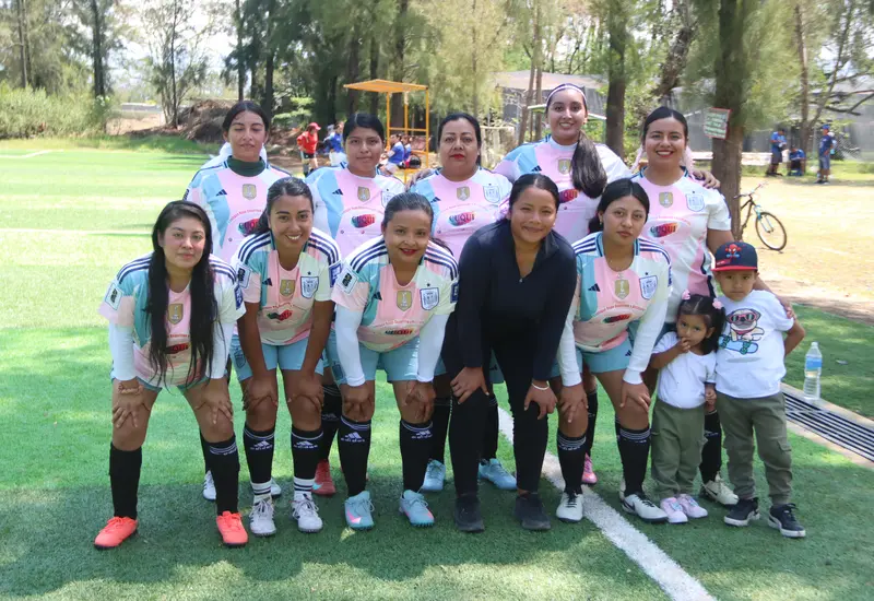 El equipo de fútbol Deportivo Élite, que se enfrentará a un duelo crucial el domingo para conseguir su boleto a la liguilla.