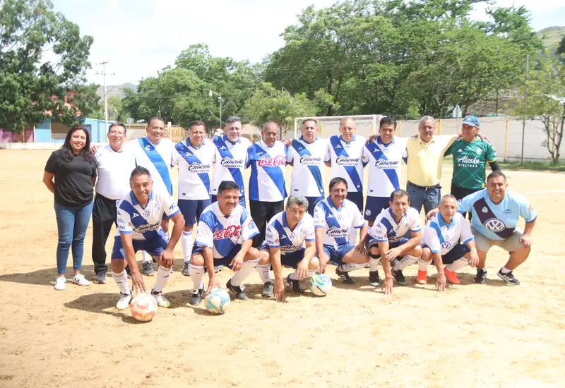 El equipo Deportivo Puebla celebra su importante victoria durante su partido de debut en la Liga Leyendas Oaxaca, categoría Oro.