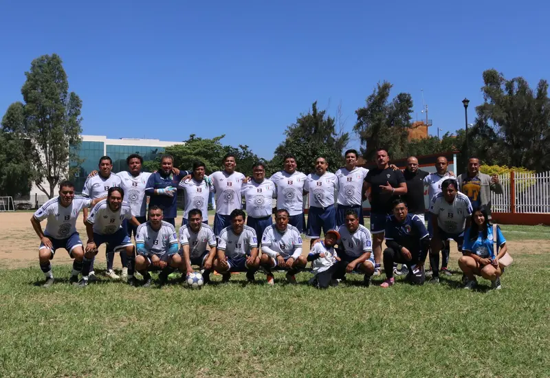 Jugadores del equipo Mezcal Barranco en la cancha durante el partido donde fueron superados y eliminados por el equipo Cementerito.