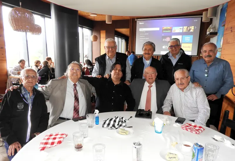 Un grupo de destacados personajes oaxaqueños, entre ellos David Colmenares y Juan Díaz Pimentel, compartiendo un desayuno y buenos momentos.