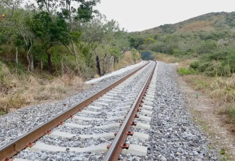 Imagen del Tren Interoceánico descarrilado en una curva peligrosa en el Istmo, incidente que obligará a rediseñar la ruta del ferrocarril.
