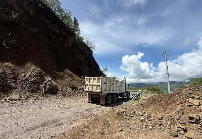 La carretera 190 sufre los primeros estragos por la temporada de lluvias, con deslaves que amenazan la conexión con el Istmo de Tehuantepec.