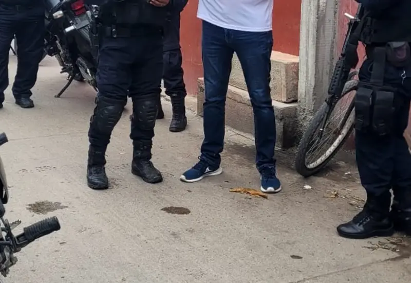 Un hombre es detenido por las autoridades en el centro de la ciudad, señalado como el presunto responsable de acoso sexual.