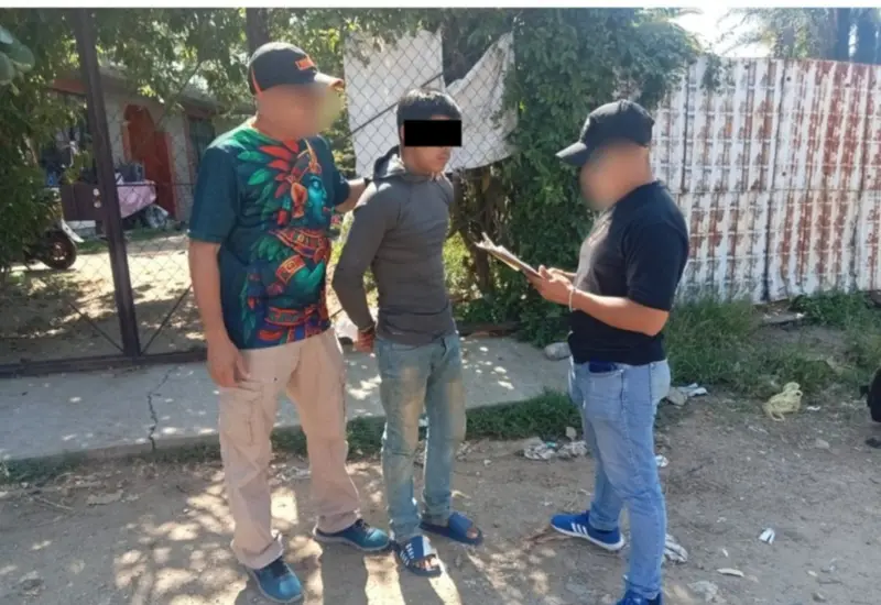 Un hombre es detenido por las autoridades, acusado de ser el presunto responsable de asesinar a otra persona con un objeto metálico durante una celebración.