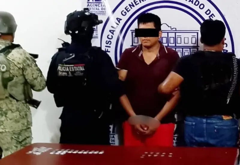 Un hombre detenido en Pinotepa Nacional es presentado junto a las varias dosis de drogas que se encontraron en su posesión.