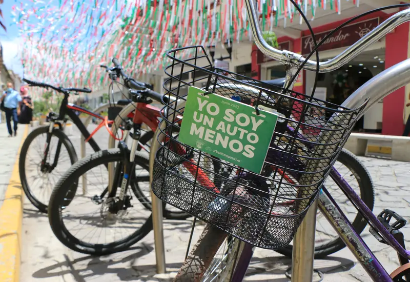 Ciclistas recorren las calles de Oaxaca como parte del Día Mundial de la Bicicleta, un transporte que gana popularidad por sus beneficios económicos.