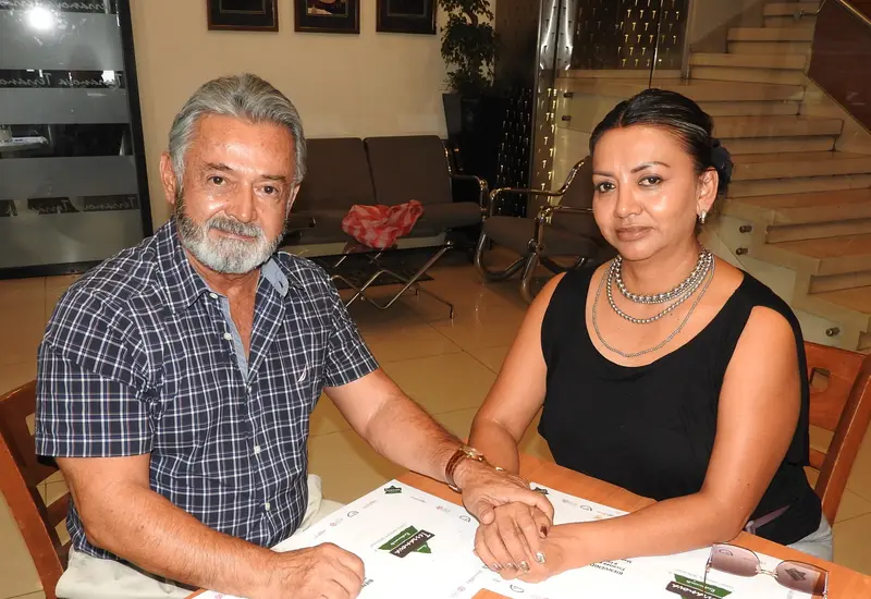 El doctor Víctor Heredia y Verónica Farret posan para la cámara mientras disfrutan de una amena plática y un café.