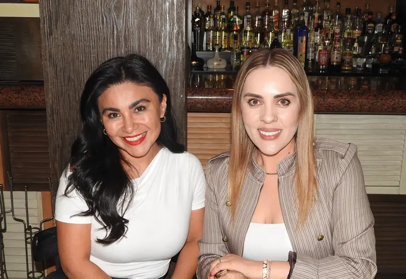 La doctora Karina Colmenares y la licenciada Sara Rodelo posan juntas y sonrientes en una fotografía que captura un momento feliz.