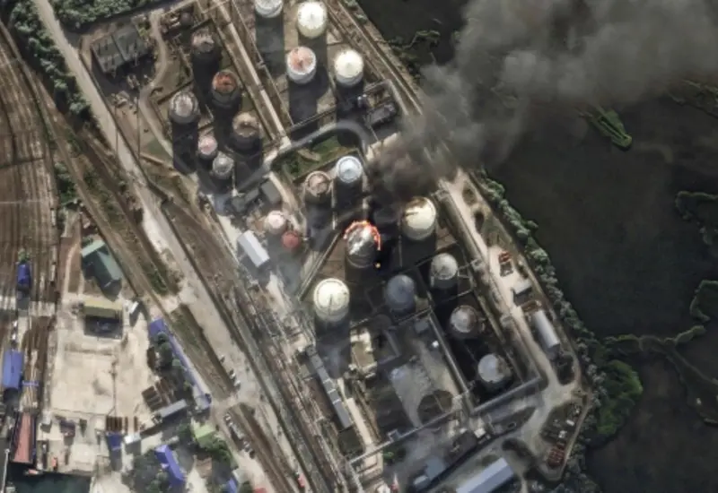Drones ucranianos golpean una refinería de petróleo en Rusia, como parte de la ofensiva intensificada contra la infraestructura energética del país.