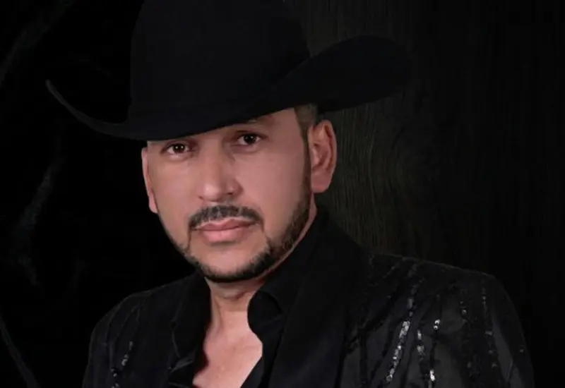 El cantante Luis Ángel 'El Flaco' después de que su vuelo a Monterrey regresara de emergencia al aeropuerto de Mazatlán por una falla.