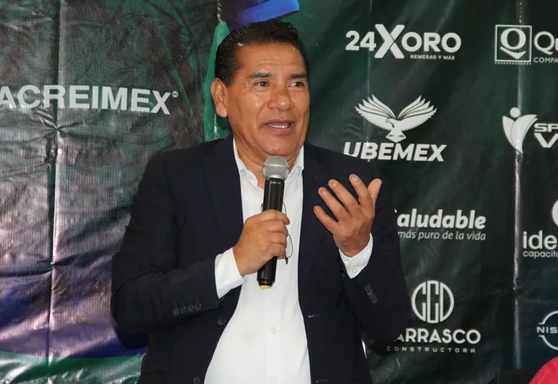 Eleazar Cano Mireles, presidente del Consejo de Administración de la Cooperativa Acreimex, posa para una fotografía durante el anuncio del Medio Maratón 2026.