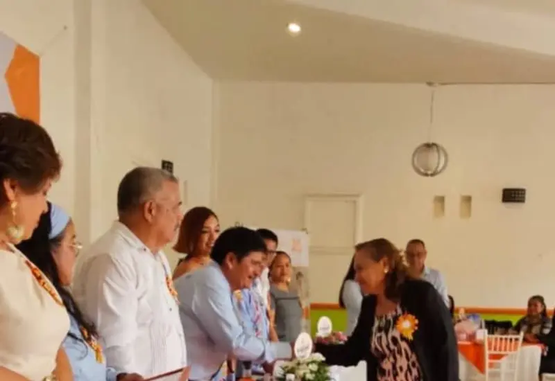 El secretario general de la S-59 encabeza el acto de entrega de reconocimientos al Mérito Docente en la región de la Mixteca.