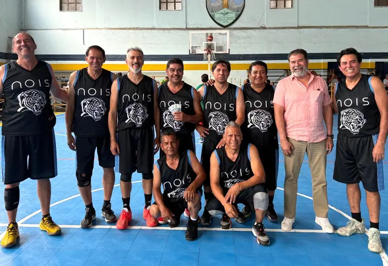 El equipo de basquetbol Astros posa para la foto de campeones de la categoría clásicos en el torneo de veteranos.