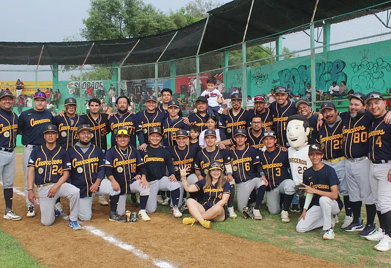 El equipo de béisbol Cerveceros celebra con entusiasmo la conquista de su anhelado pentacampeonato después de ganar la final del torneo.