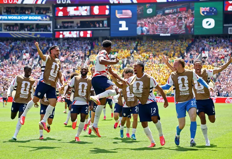 El equipo de fútbol de Estados Unidos, conocido como las Barras y las Estrellas, celebra su clasificación a la siguiente ronda del torneo.