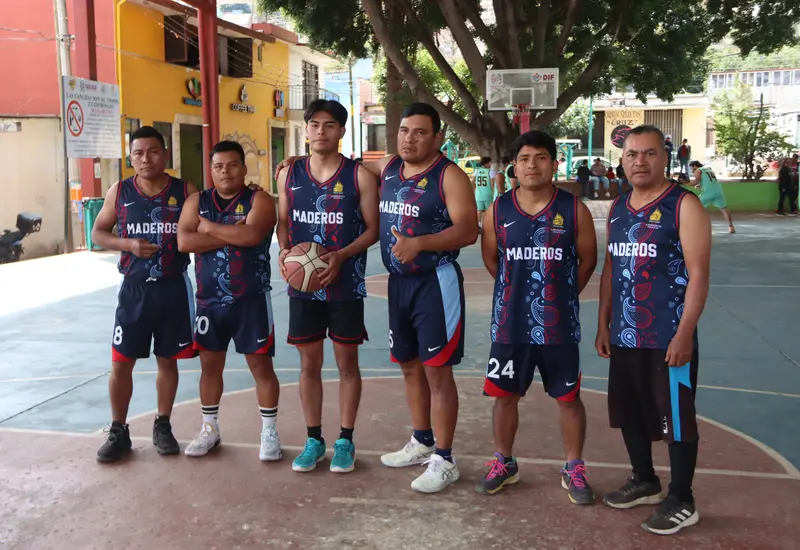 Jugadores del equipo Maderos en plena acción durante un partido del torneo, demostrando la fuerza con la que compiten en San Juanito.